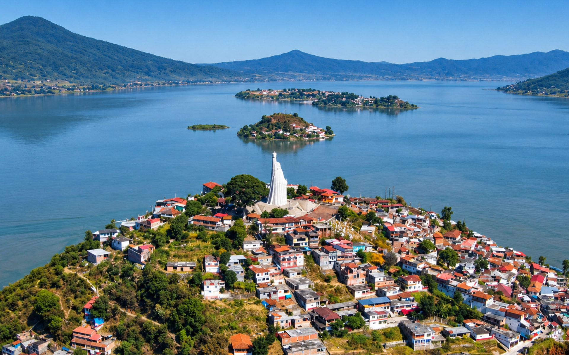 Vista aérea de la isla de Janitzio con su monumento al Morelos, en el lago de Pátzcuaro, Michoacán