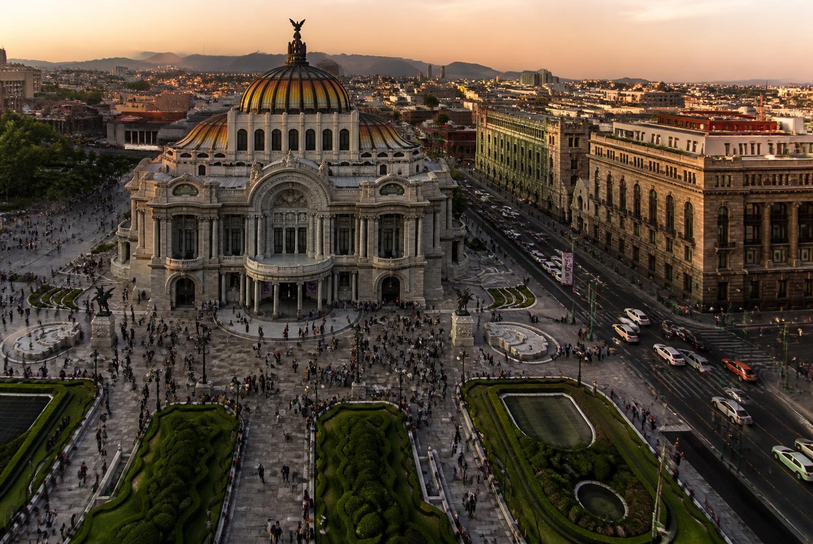 Palacio de Bellas Artes y el Centro Histórico de la Ciudad de México al atardecer