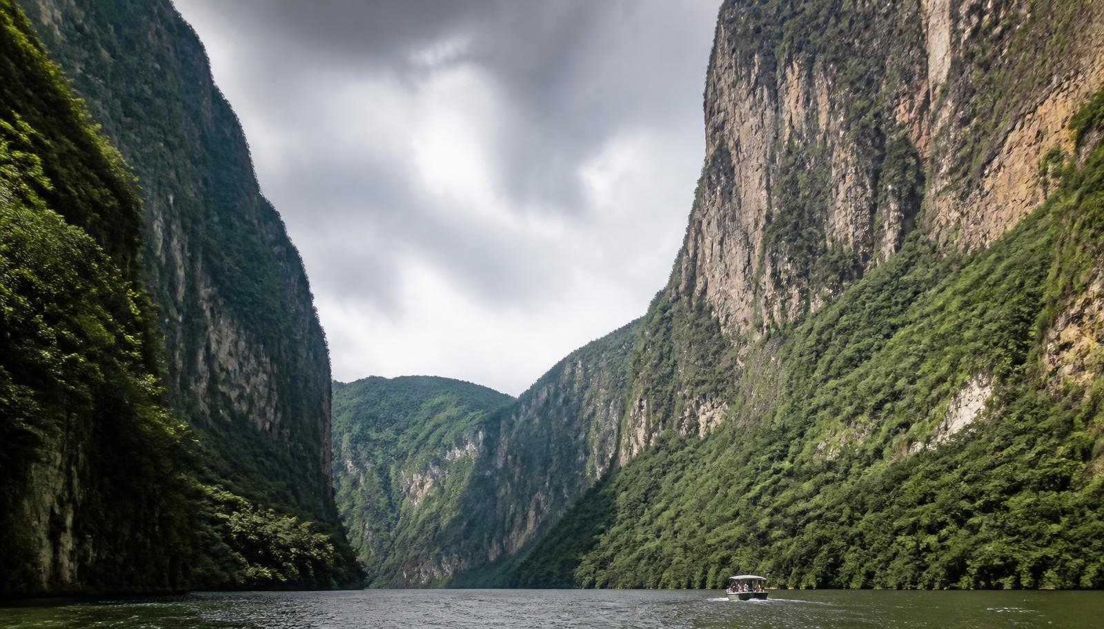 Cañón del Sumidero en Chiapas con paredes de selva y río turquesa